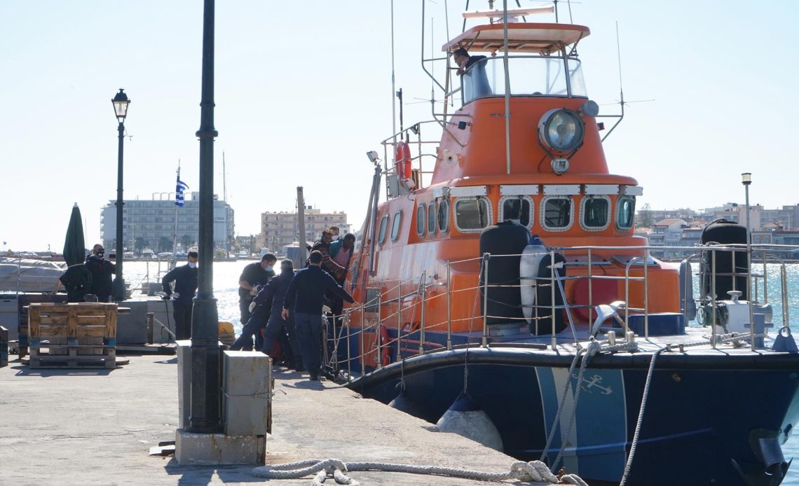 Tres niñas inmigrantes muertas y 14 rescatados en un naufragio en Atenas