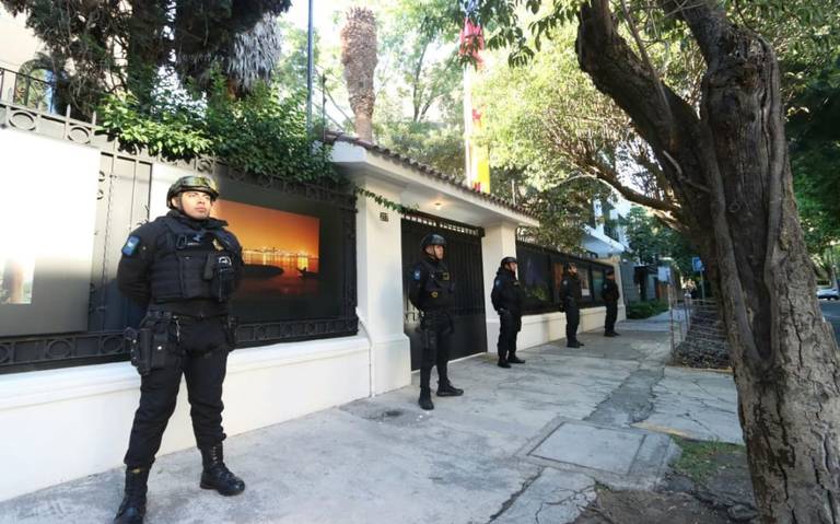 Embajada de Ecuador en México es rodeada por policías de CDMX