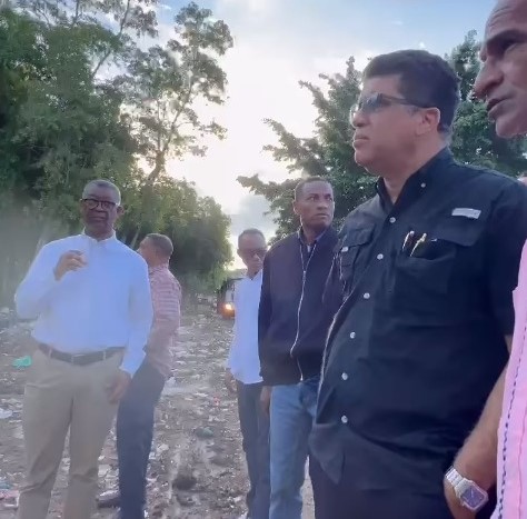 El actual alcalde de Santo Domingo Este, Dío Astacio, inició su primer día como alcalde realizando jornadas de recogida de basura en diversas áreas de este municipio.