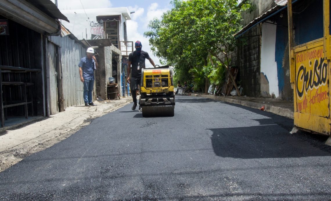 Alcaldía de SDN inicia programa de asfaltado y bacheo con apoyo de Obras Públicas