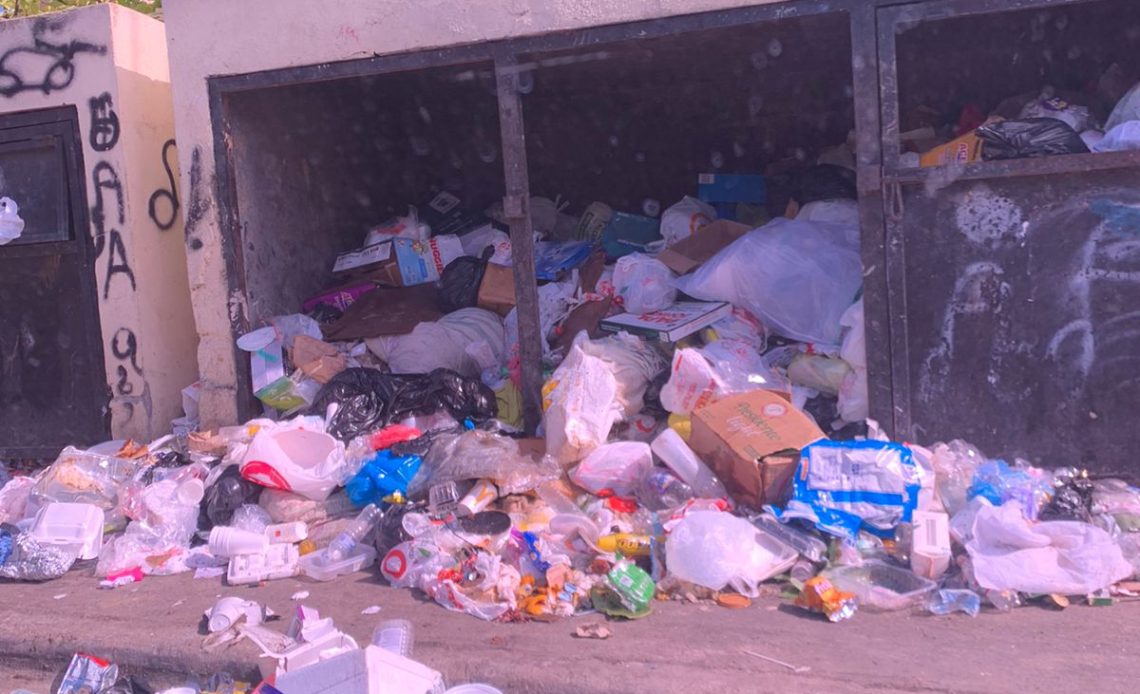 Denuncian cùmulo de basura en residencial de la Jacobo Majluta