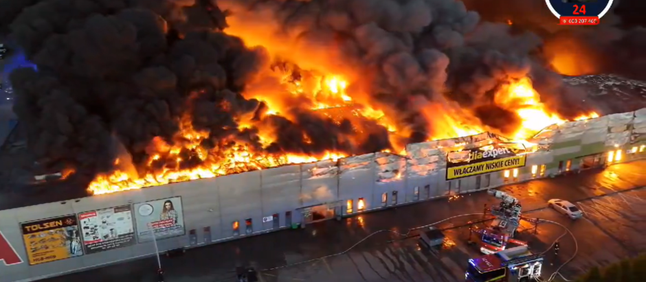 1,400 locales son destruidos por incendio en centro comercial de Varsovia