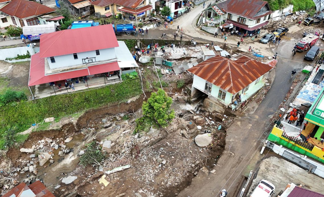 Aumentan a 52 las víctimas mortales por las riadas con lava en Indonesia