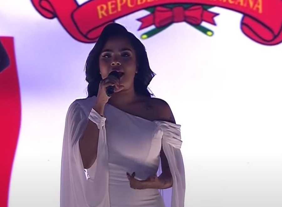 Martha Heredia entona el Himno Nacional para dar inicio al Miss RD 2024