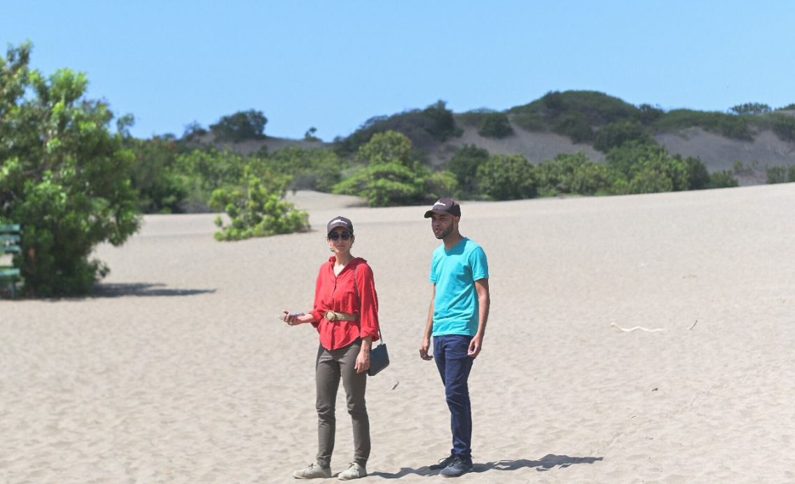 Virginia Antares visita Azua y Baní; deplora destrucción de Las Dunas y colocación de barcazas