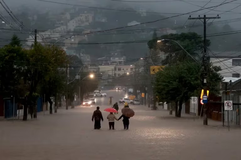 Personas caminando en las calles inundadas de Brasil