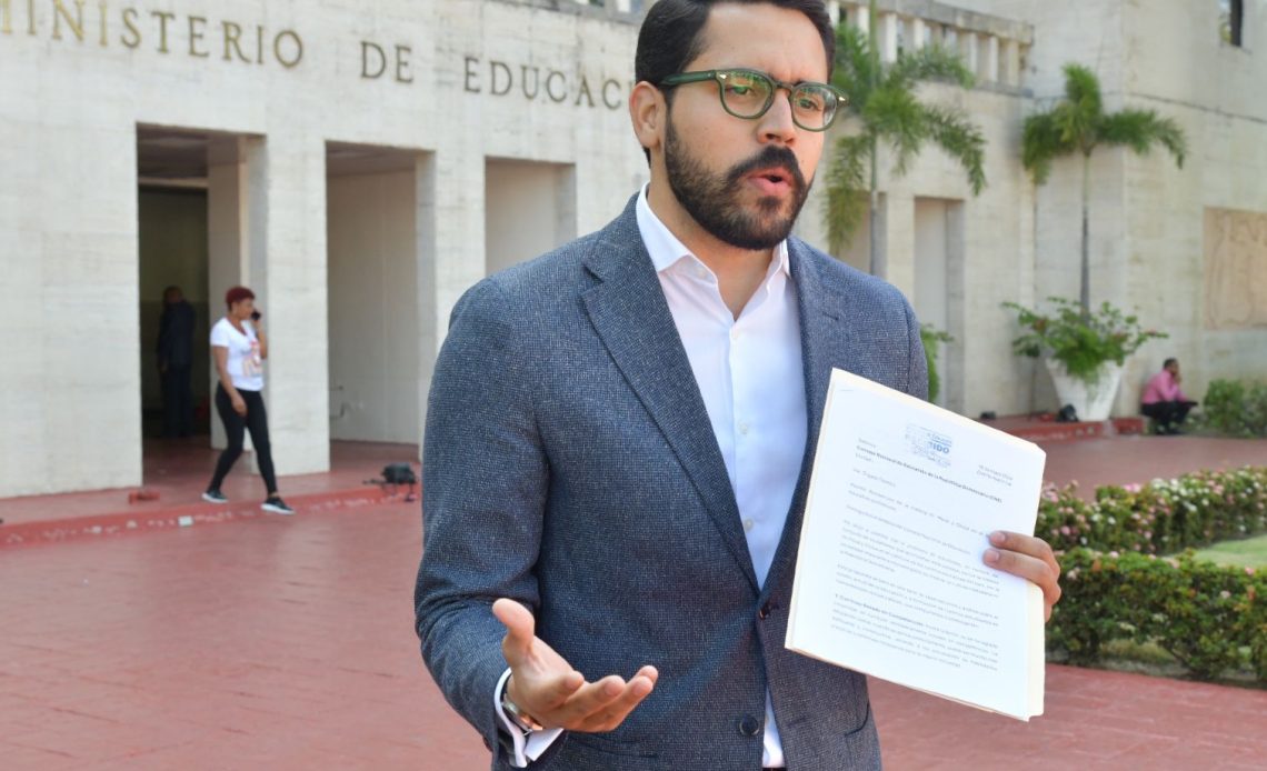 Depositan solicitud ante el Consejo Nacional de Educación para incluir la Moral y Cívica en el currículo escolar