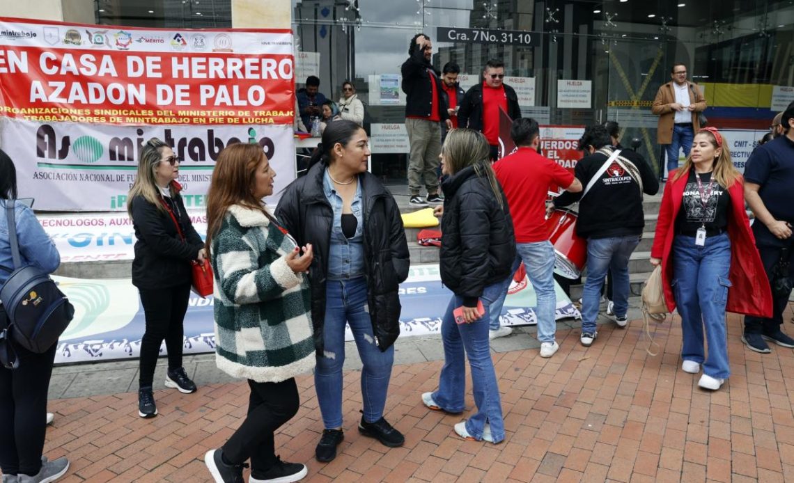 Funcionarios del Ministerio de Trabajo realizan huelgas en Colombia