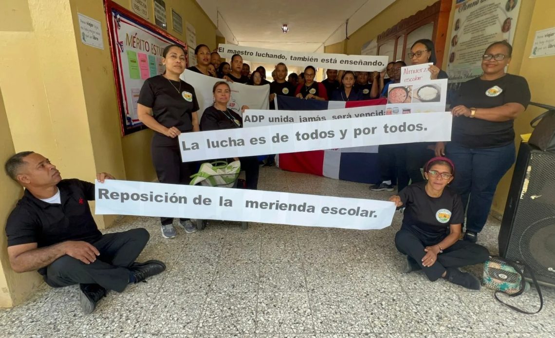 Miembros de la Asociación Dominicana de Profesores (ADP), se vistieron de negro para llevar a cabo una protesta en reclamo del aumento salarial