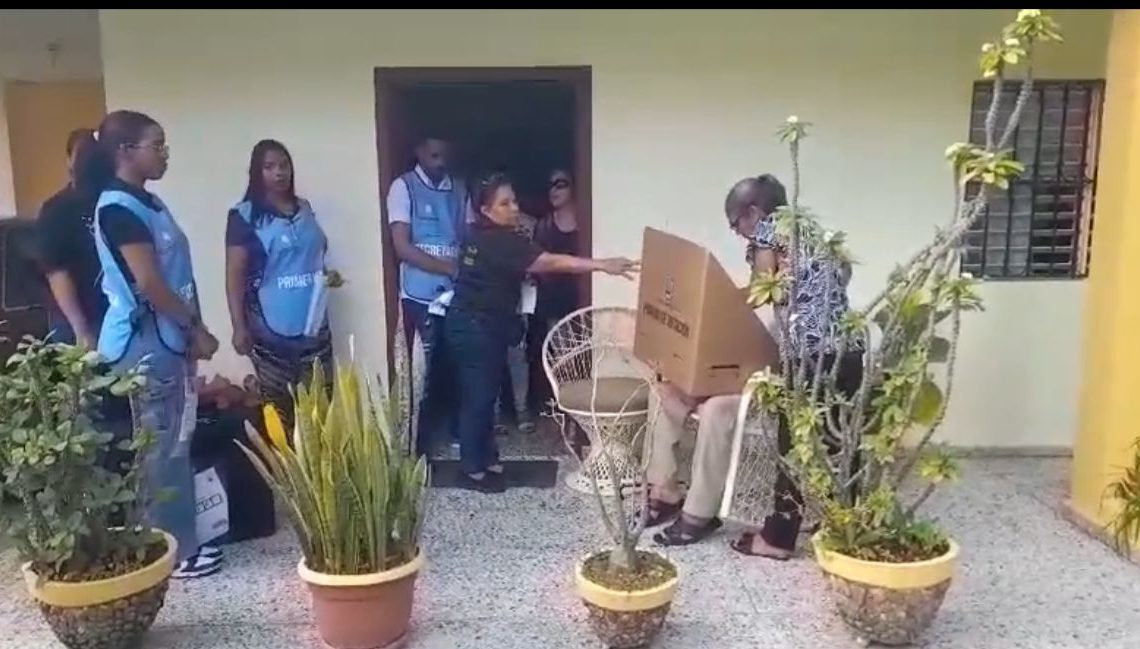 Pedro Manuel Rossi, de 92 años de edad, ejerció su derecho al voto desde su vivienda, en el sector Bayona, Santo Domingo Oeste, debido al programa de Voto en Casa.