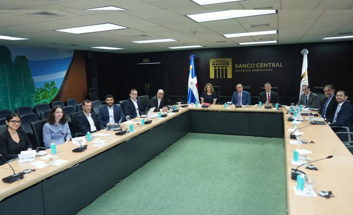 El gobernador del Banco Central de la República Dominicana (BCRD), Héctor Valdez Albizu, recibió a una comitiva de inversionistas internacionales encabezados