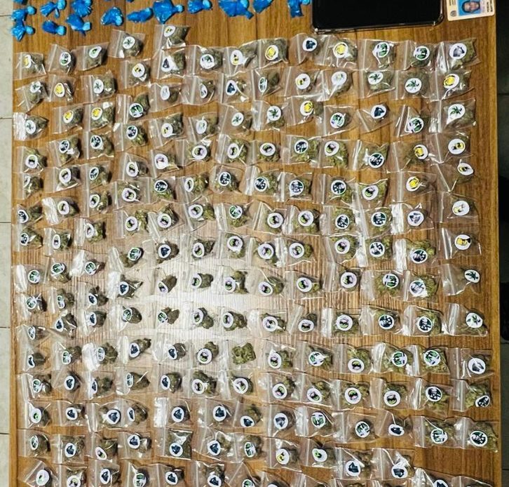 Arresta dos hombres y les confisca más de 290 porciones de drogas en Santiago