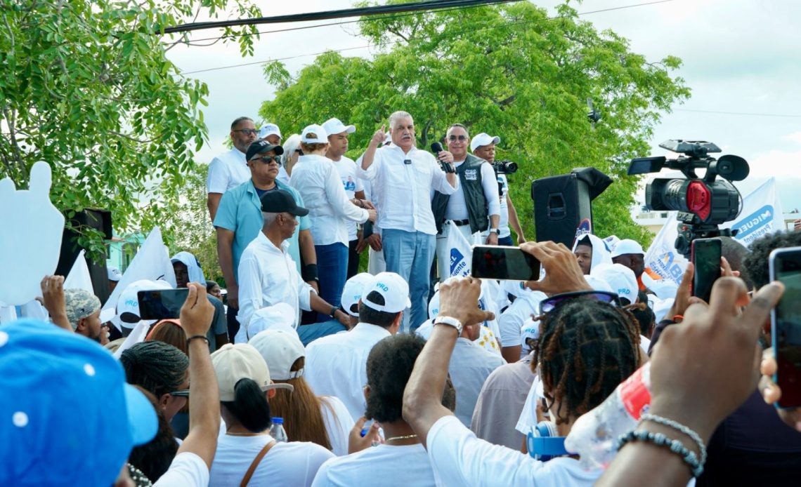 Miguel Vargas encabezó un recorrido en la provincia de San Pedro de Macorís junto a los candidatos y dirigentes del partido y la Alianza Opositora Rescate RD.