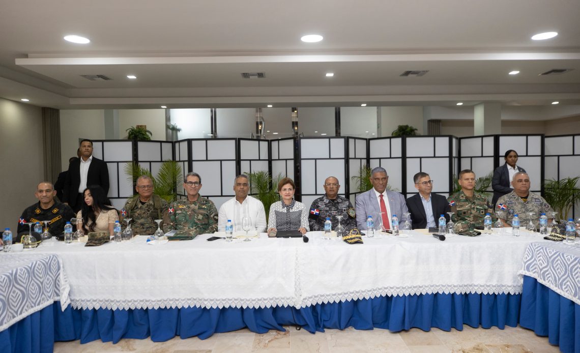 La vicepresidente Raquel Peña encabeza en el Palacio de la Policía Nacional la reunión de seguimiento al  Plan de Seguridad Ciudadana de la República Dominicana.