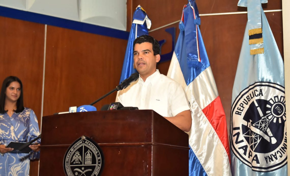 El director ejecutivo del Instituto Nacional de Aguas Potables y Alcantarillados (INAPA), Wellington Arnaud, presentó, en consulta pública en el municipio de Higüey,