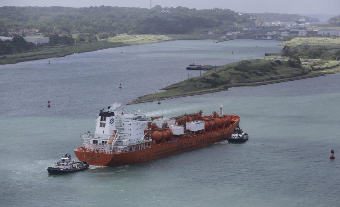 Imagen de archivo donde se ve un buque transitando por el lago Gatún durante el cruce del Canal de Panamá. EFE/ Carlos Lemos