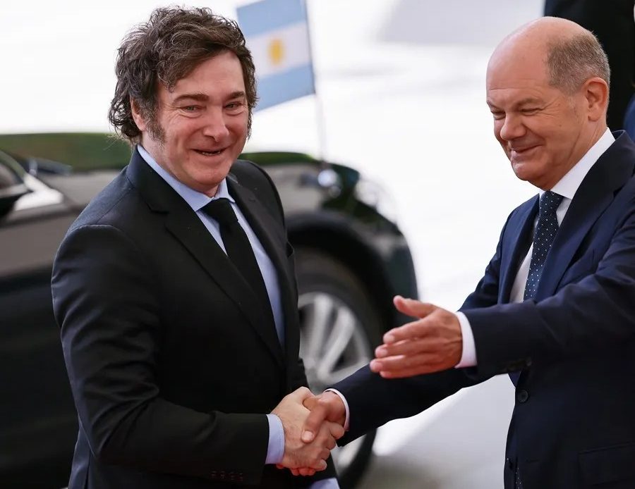 El jefe de Gobierno alemán, el socialdemócrata Olaf Scholz, recibió este domingo en Berlín al presidente argentino, Javier Milei, que se reúne por vez primera durante un viaje al extranjero con un homólogo de distinto signo político.