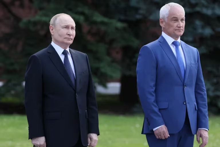 El presidente ruso, Vladimir Putin, y el ministro de Defensa, Andrei Belousov