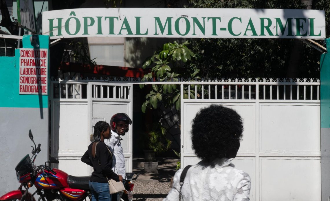 Foto de archivo de una pareja que espera a las puertas de un hospital en Puerto Príncipe (Haití). EFE/ Johnson Sabin