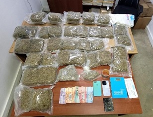 PN y MP arrestan hombre al que le ocupan en su vivienda 21 pacas de presunta marihuana, una balanza y dinero en efectivo