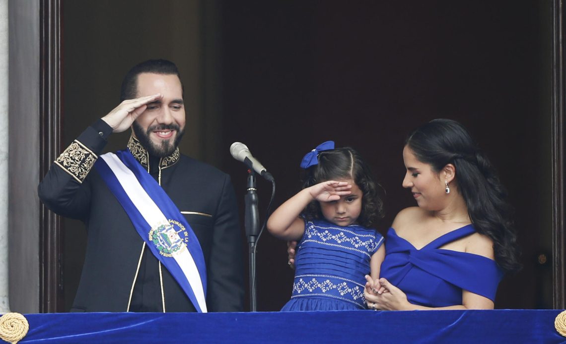 El presidente de El Salvador, Nayib Bukele, su esposa Gabriela Rodríguez y su hija Layla Bukele asisten a la ceremonia de investidura, este sábado en la Plaza Gerardo Barrios de San Salvador (El Salvador). EFE/ Bienvenido Velasco