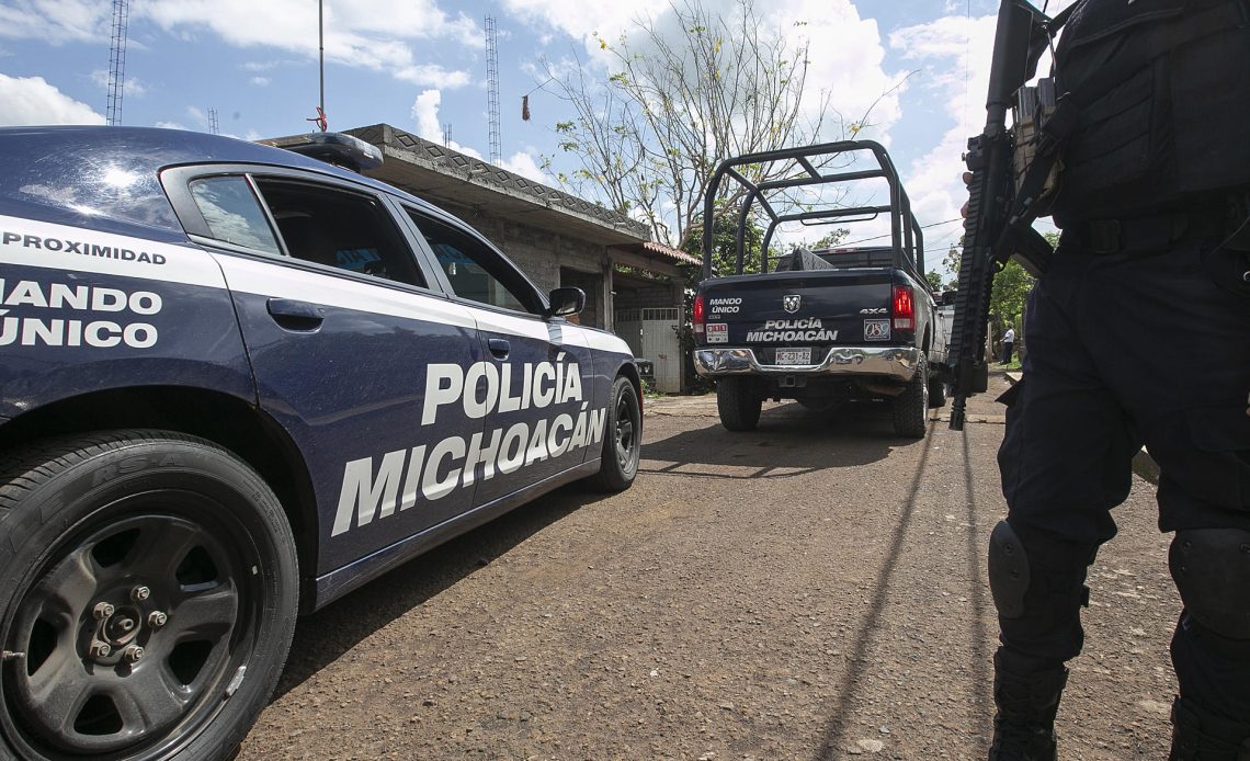 Imagen de archivo de policías estatales que custodian el lugar donde fue asesinado un candidato, en Michoacán (México). EFE/Ivan Villanueva