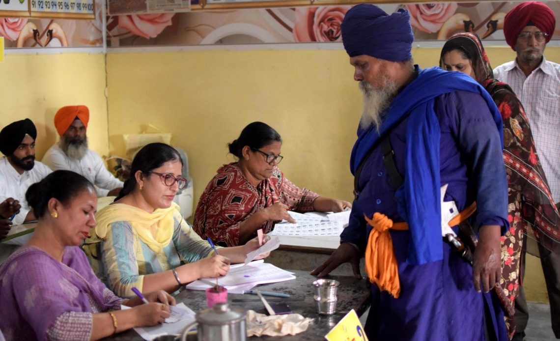 Votantes en Amritsar el 1 de junio. EFE/EPA/MANU ARORA