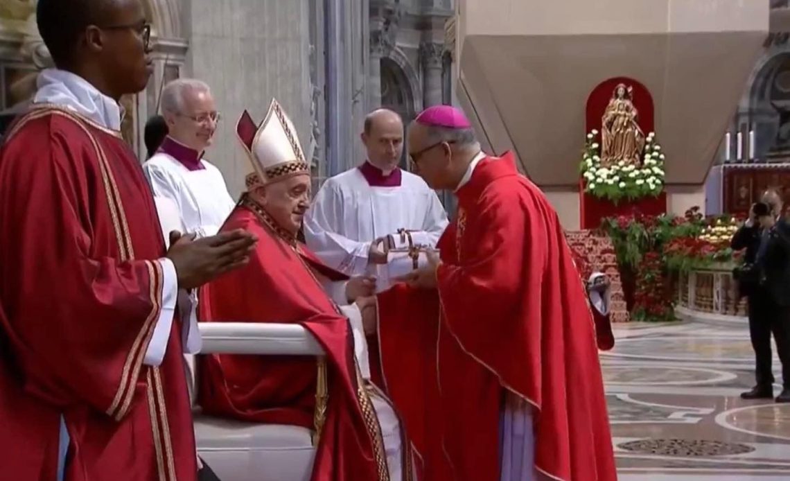 Papa Francisco entrega palio al arzobispo de Santiago Héctor Rafael Rodríguez