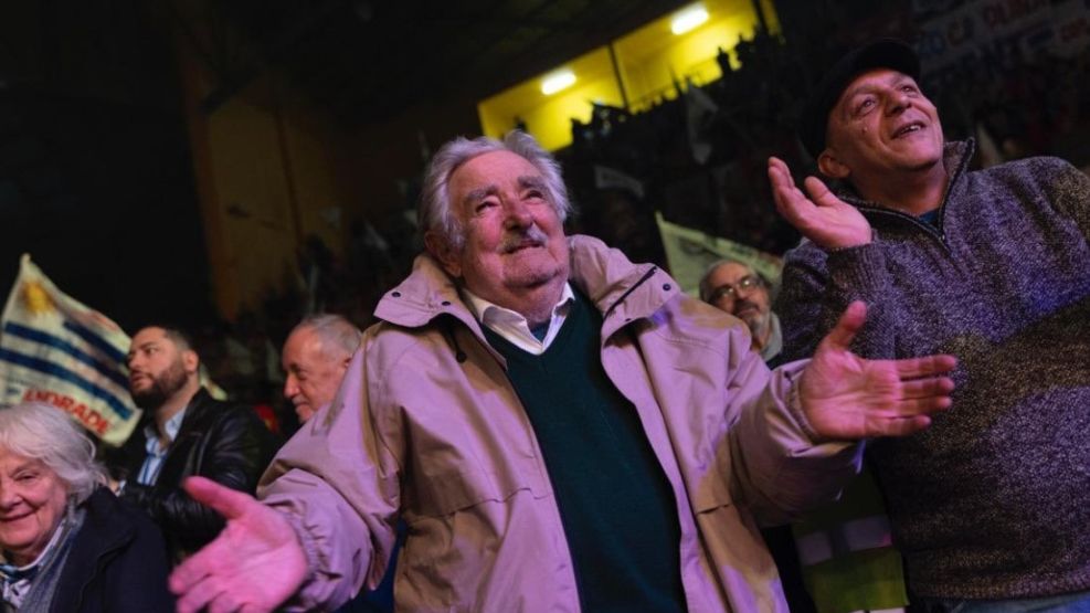Pepe Mujica bailando