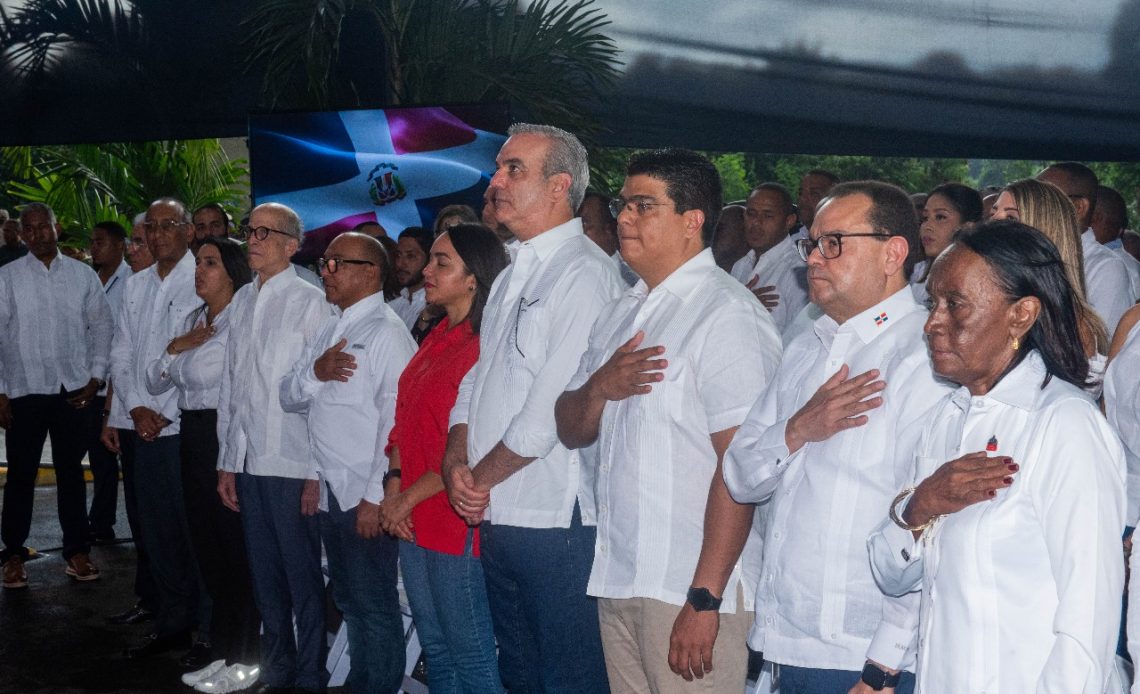 Presidente Abinader inaugura complejo habitacional en La Zurza