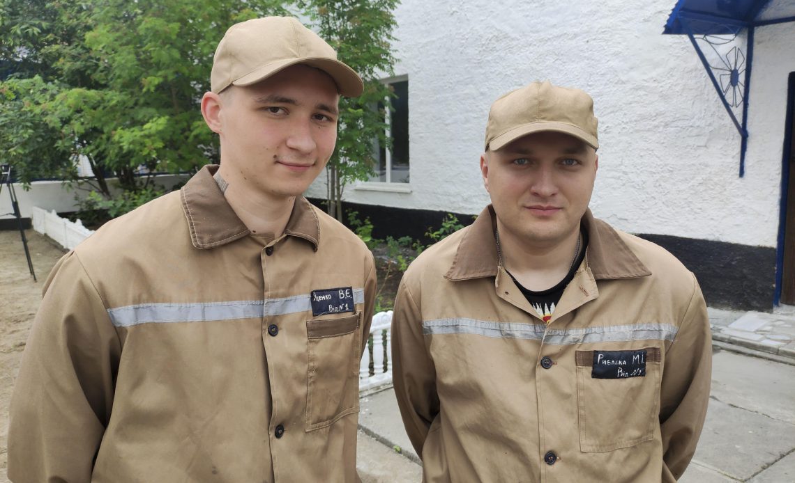 El preso ucraniano Vitali Yatsenko, de 23 años, y y Mikola Ribalka, de 29 años, que han pedido salir en libertad para unirse a las Fuerzas Armadas ucranianas. EFE/ Marcel Gascón