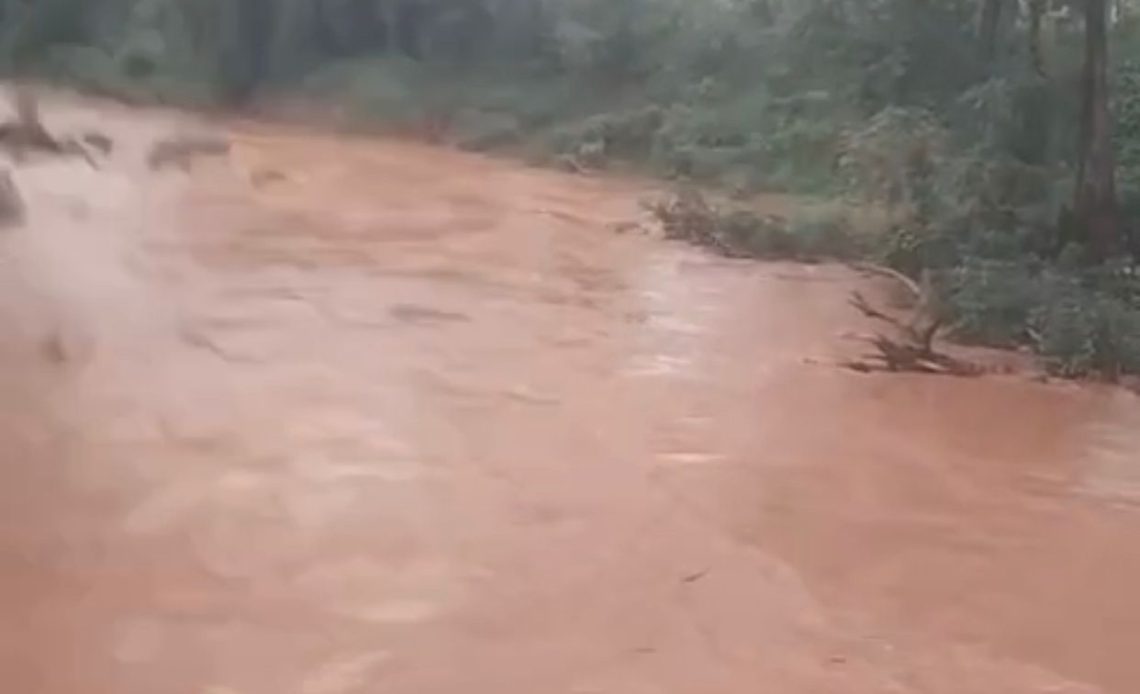 RÍO DESBORDADO EN MONTE PLATA