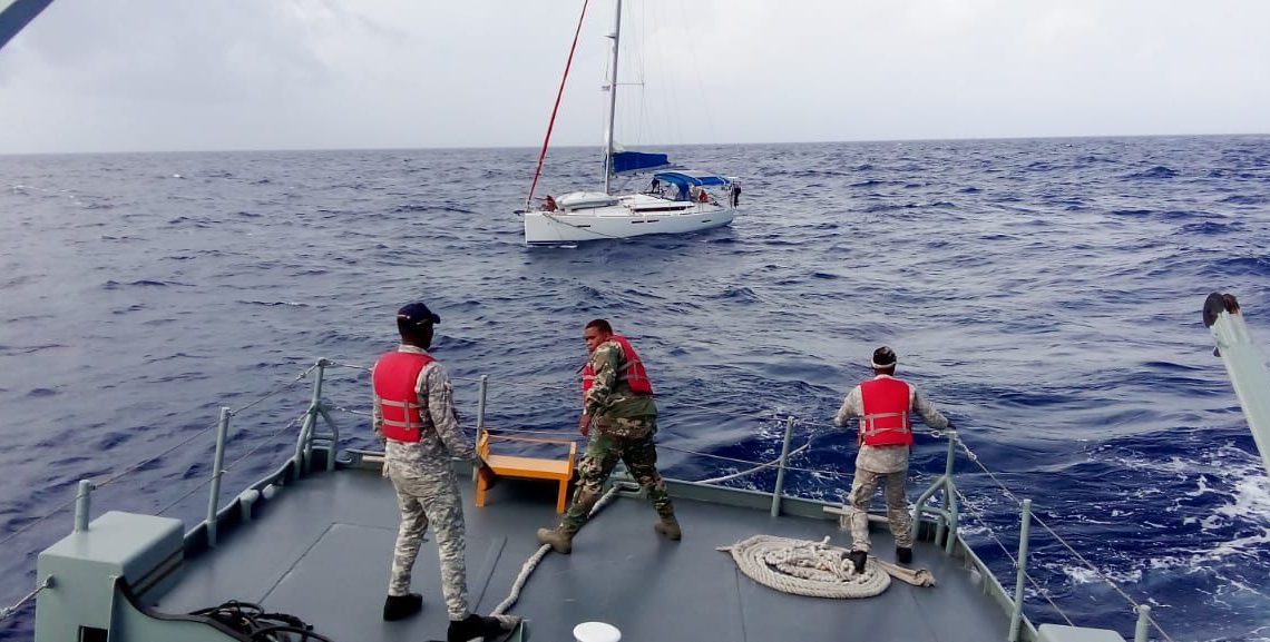 Armada de RD rescata a 4 extranjeros a bordo de un velero en alta mar