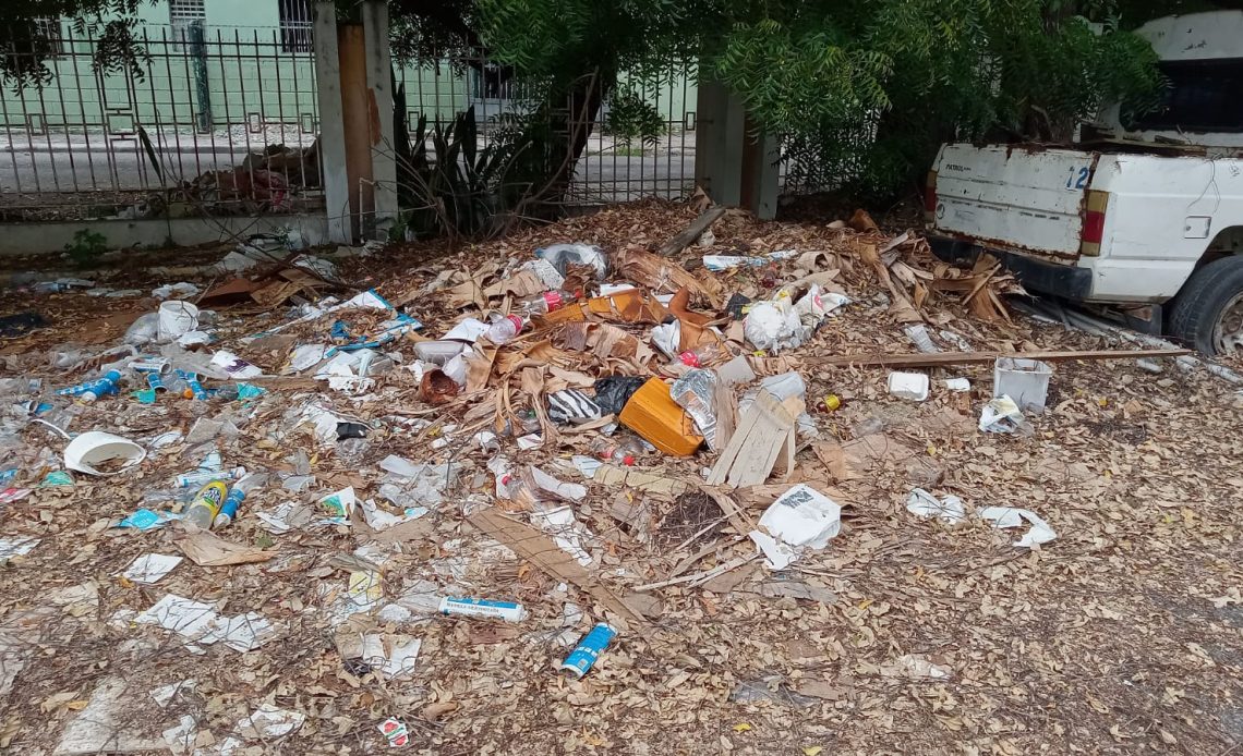 Basura en parte trasera de edificio de oficinas gubernamentales