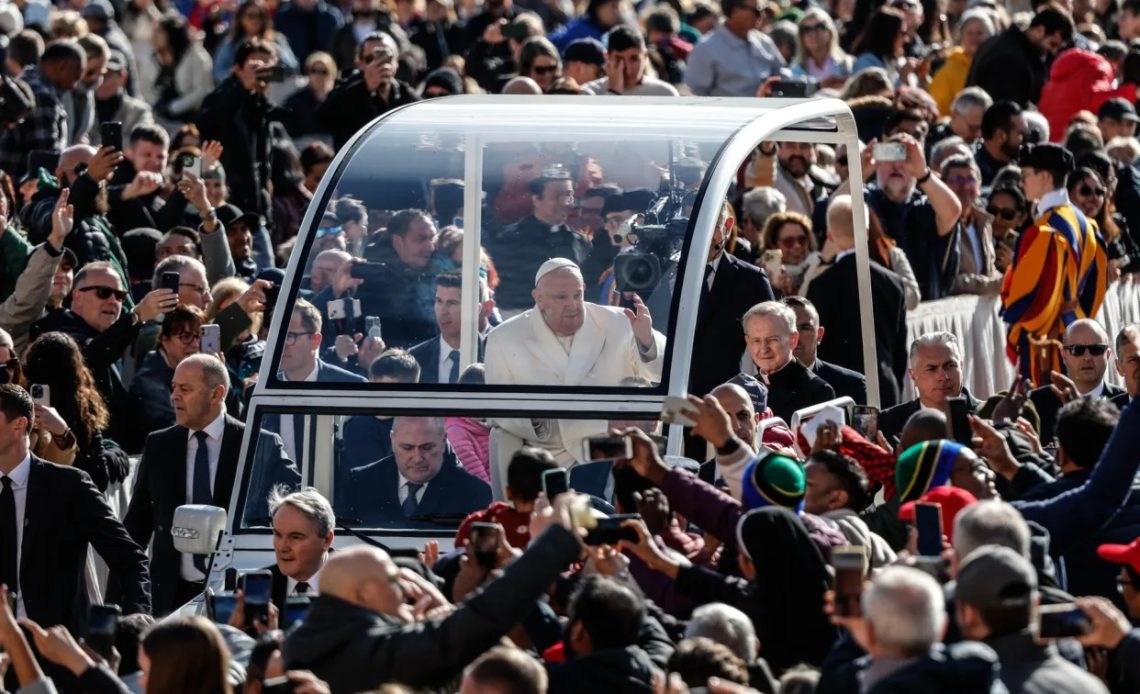 El papa Francisco en el papamóvil