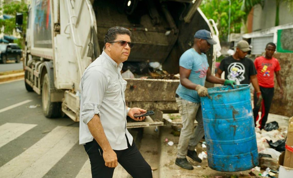 Dio Astacio supervisando recogida de basura