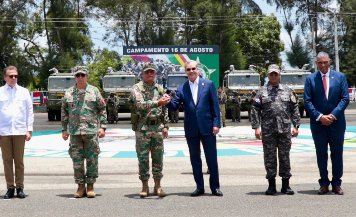 Abinader con miembros del ejército y ministros