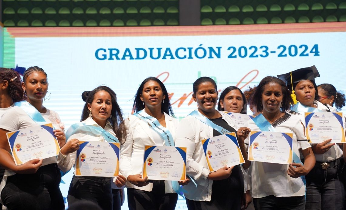 Padres de alumnos del sector público se gradúan en programa especial