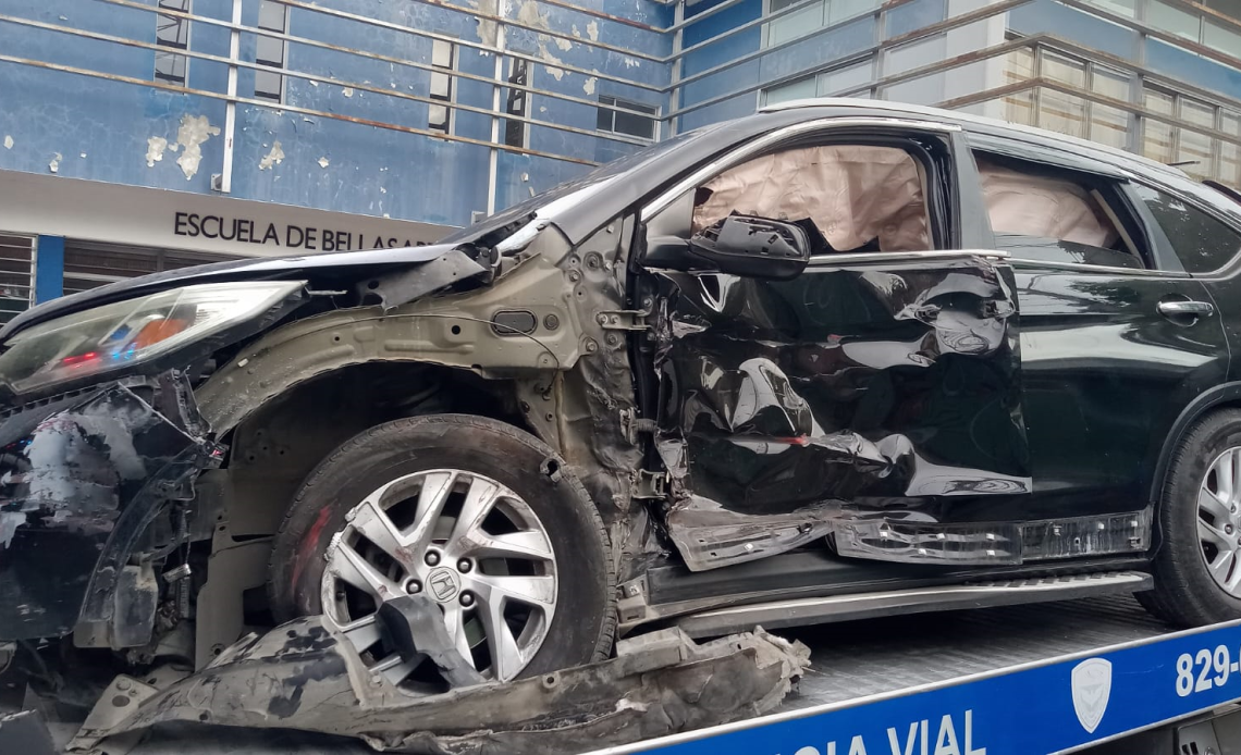 Conductores resultan ilesos tras accidente de tránsito en avenida Duarte, Azua
