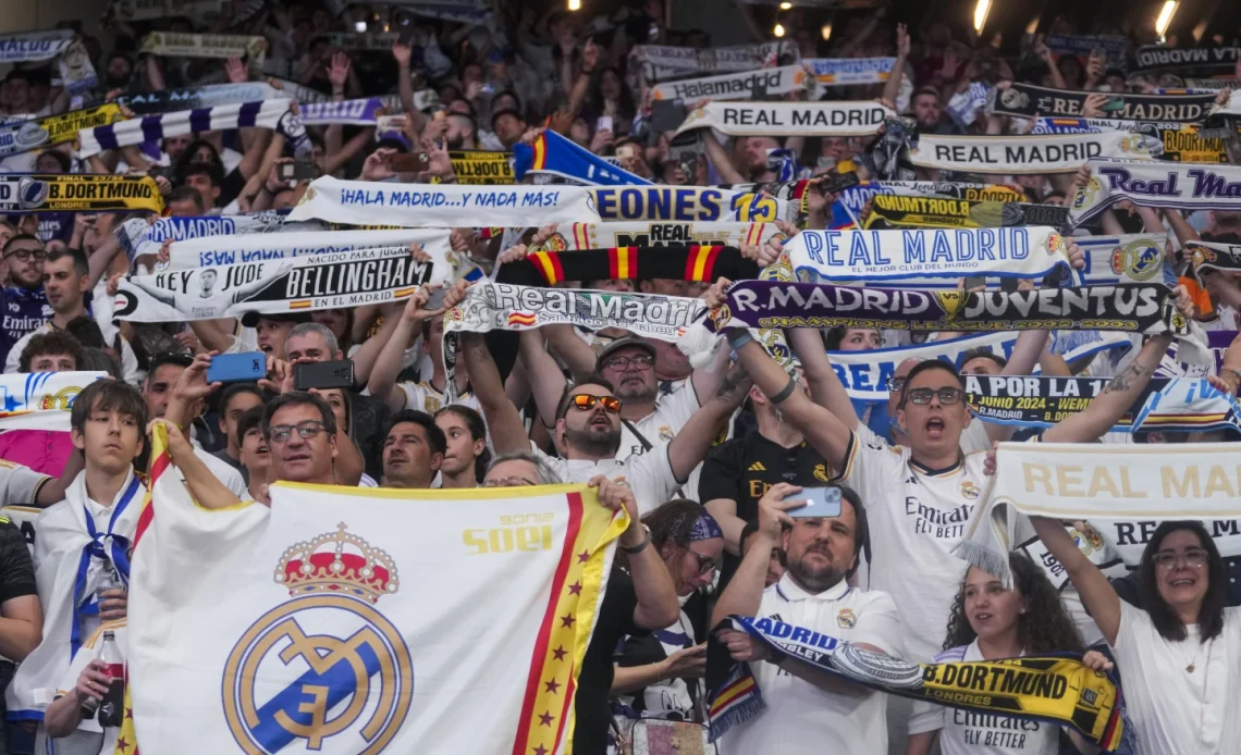 Casi 80mil aficionados del Real Madrid llenan el estadio Santiago Bernabéu durante la final de la Liga de Campeones
