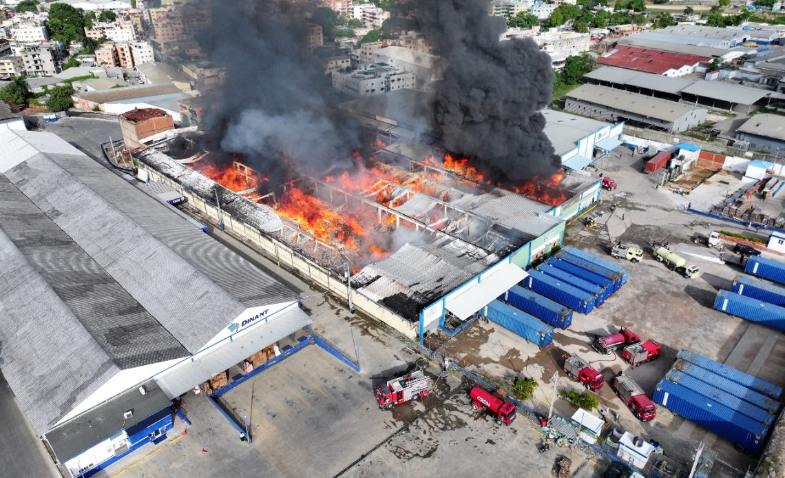 El Sistema Nacional de Atención a Emergencias y Seguridad 911, expresó que el uso de drones fue crucial en la lucha contra el incendio que azotó una nave industrial ubicada en el kilómetro 11 de la autopista Duarte.