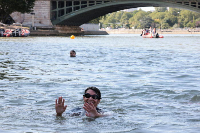 Alcaldesa de Paris se da chapuzón en rio Sena