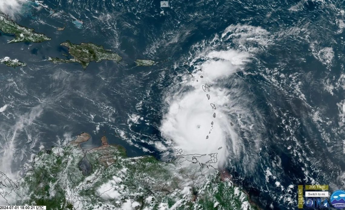 Vientos de fuerza huracán Beryl se extienden a 65 km y se mueve fuera de su centro