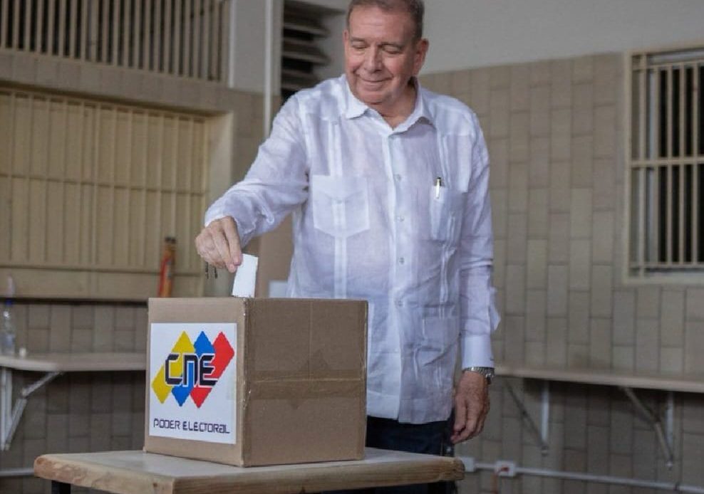 González Urrutia vota