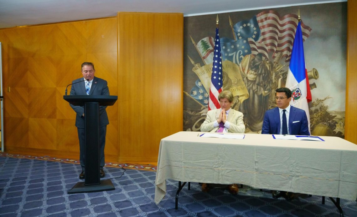 Héctor Porcella expone durante la reunión con el subsecretario de Estado José W Fernández.