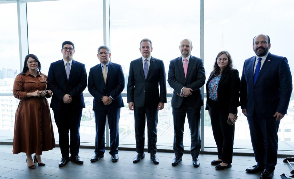 Ito Bisonó junto a miembros del Fondo Monetario Internacional