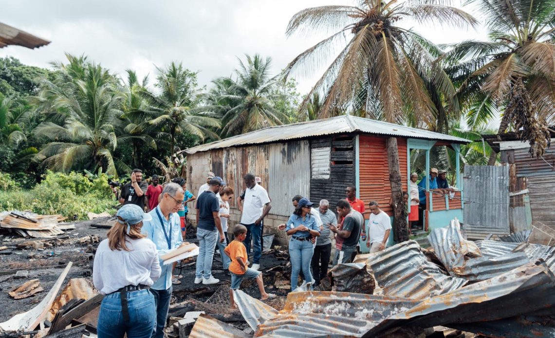 Ministerio de Vivienda reconstruirá viviendas a familias afectadas por incendio en La Puya, Arroyo Hondo