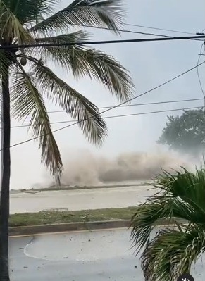 Se registra oleaje peligroso en el Malecón de Santo Domingo