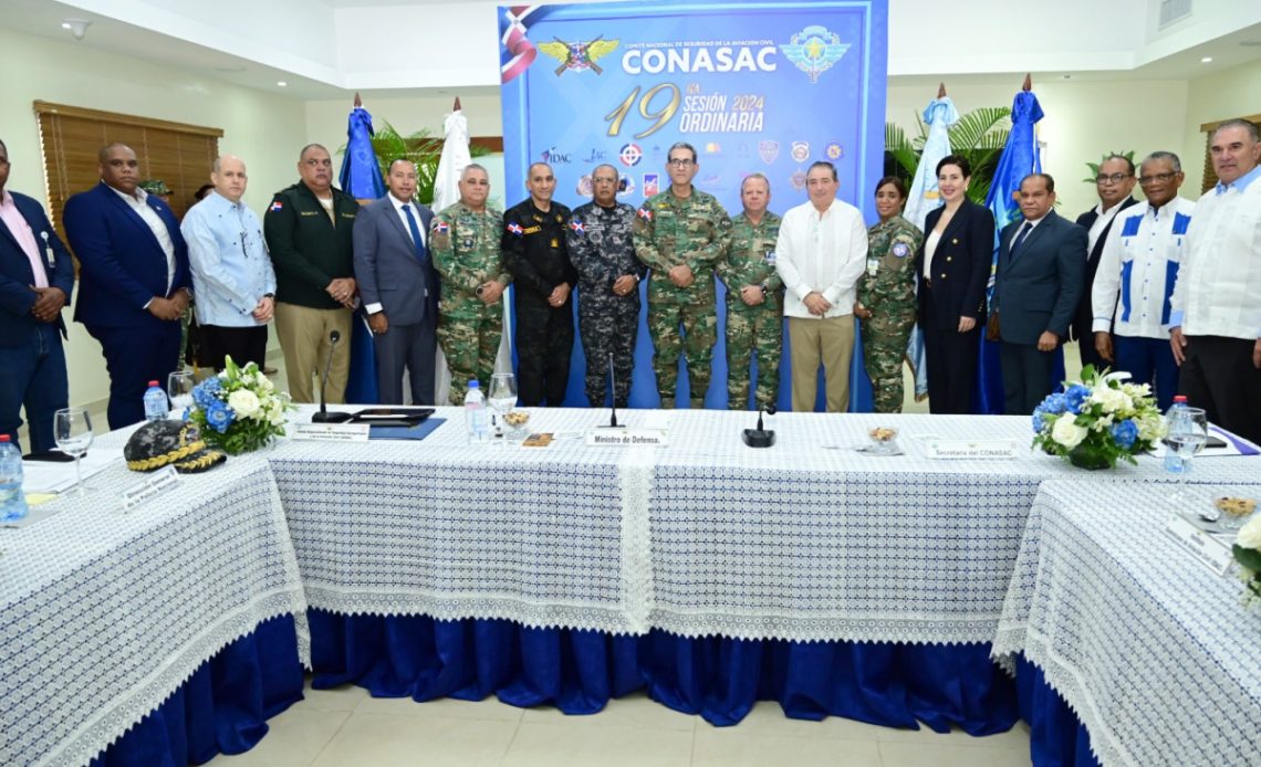 Reunión del CONASAC encabezado por el ministro de Defensa, teniente general Carlos Luciano Díaz Morfa