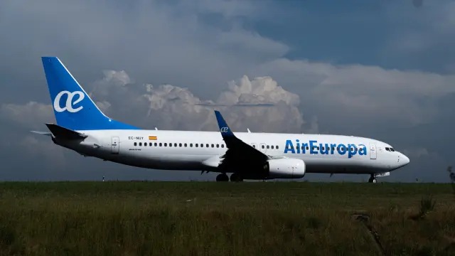 Un avión de Air Europa que salió de Paraguay con destino a Madrid regresa tras chocar con una bandada aves